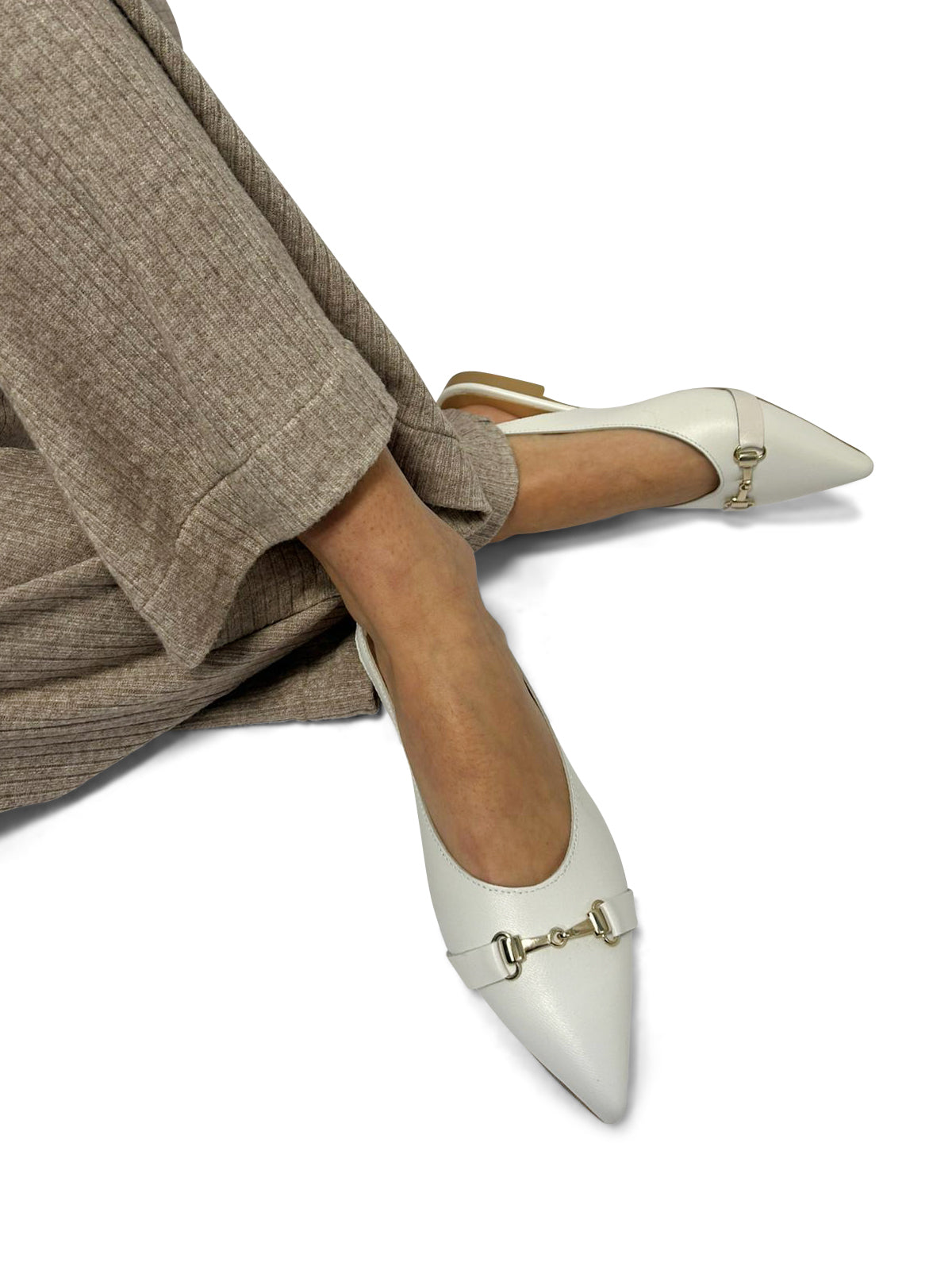 Ballerine Slingback Bianche a Punta con Fibbia Dorata