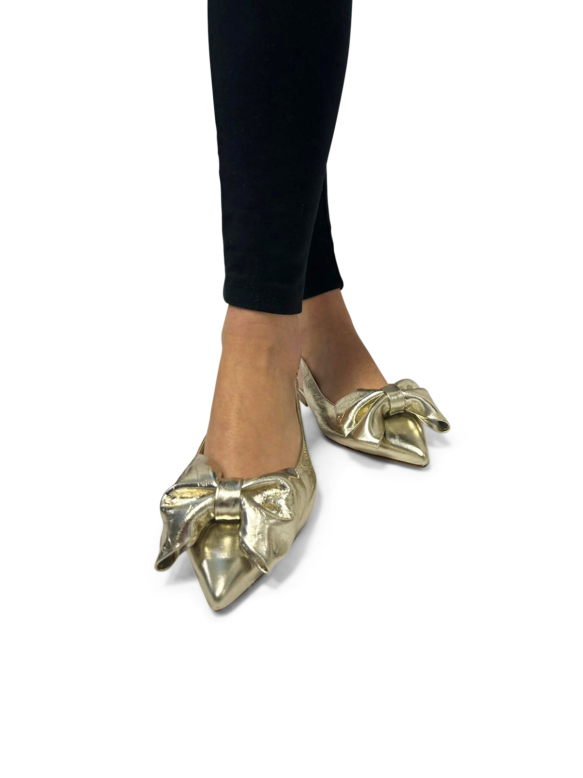 Sandalo Oro Metallizzato con Tacco Basso e Fiocco