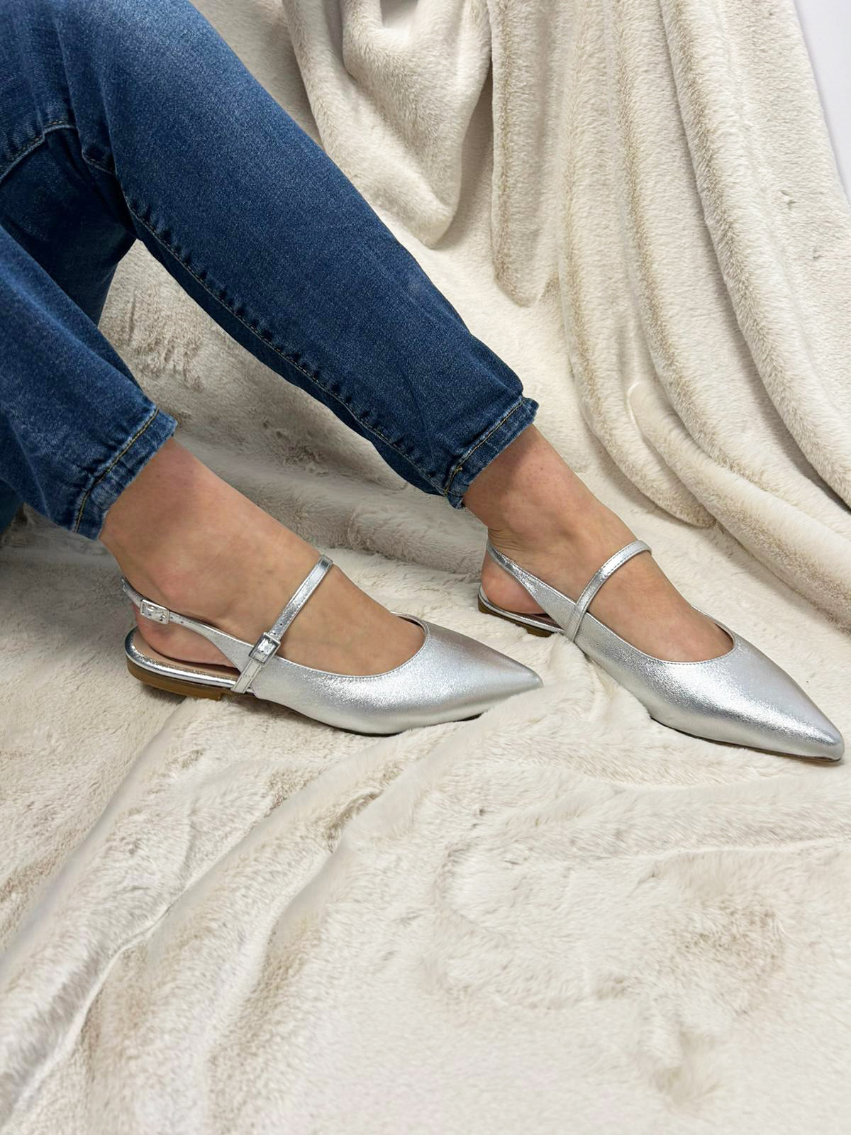 Ballerina Slingback Argento a Punta con Cinturino
