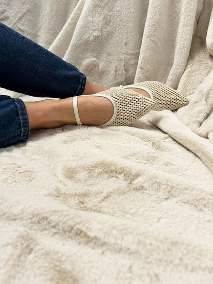 Ballerina Nera a Punta con Dettagli in Rete e Laccio